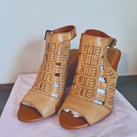 ๐ค Dollhouse Snicker Tan Peep Toe Wedge Heel Sandals - Picture 4 of 8